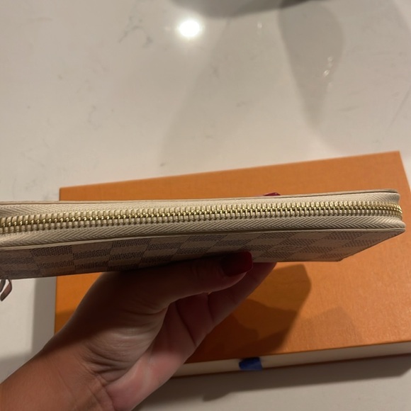 LV Zippy Wallet (light pink interior) - Picture 5 of 12